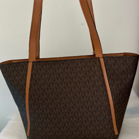 Like new Michael Kors bag - Picture 4 of 11